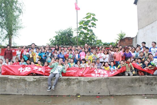 C:\Users\Administrator\Desktop\党支部六一志愿服务活动\武汉大学测绘学院党支部志愿者与立新小学孩子们合影.JPG